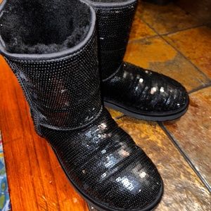 🖤 UGG 🖤 Classic Short Black Sequined women’s size 8